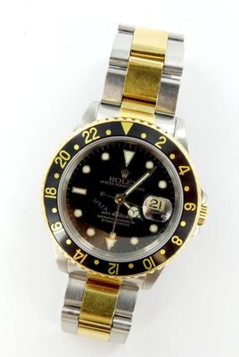 gros plan d'une montre-bracelet sur une surface blanche