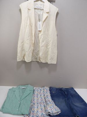 une chemise blanche, un jean bleu et un gilet blanc accrochés au mur