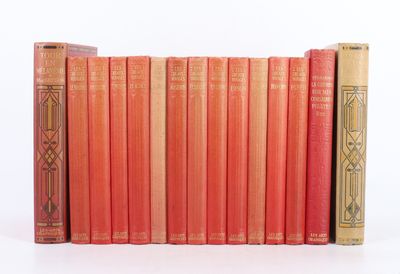 plusieurs livres sont alignés sur une surface blanche