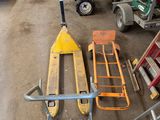 Il y a de nombreux types d'outils différents dans ce garage.