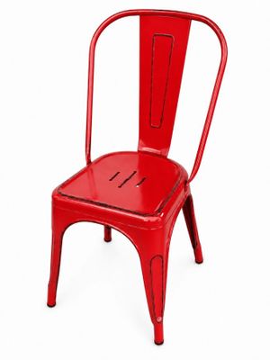 une chaise métallique rouge sur fond blanc