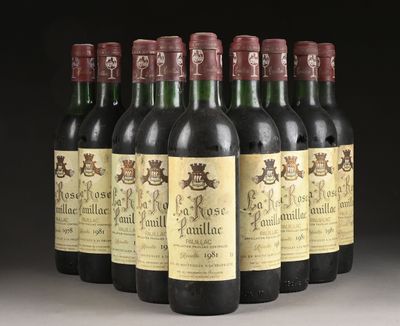six bouteilles de vin sont alignées sur une table