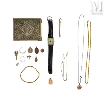 un assortiment de bijoux comprenant une montre, des bracelets, des colliers et d'autres articles