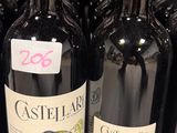 de nombreuses bouteilles de vin sur une étagère dans un magasin