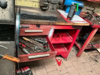 Un établi d'atelier à structure métallique rouge ouvrant à d…