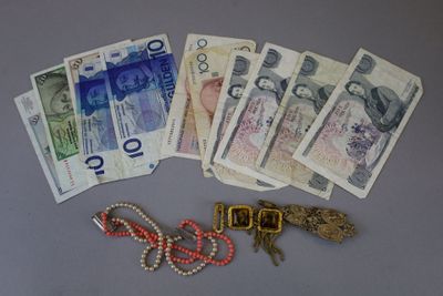 une liasse de billets posée sur une table