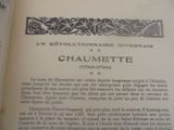 un livre ouvert sur lequel figure une image en noir et blanc de fleurs