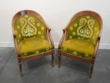 une paire de chaises du milieu du siècle, avec un revêtement vert, revêtement vert, revêtement vert, revêtement vert, revêtement vert, revêtement vert, revêtement vert