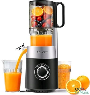 un mixeur, avec un verre de jus d'orange à côté
