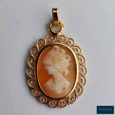 une image représentant un portrait de femme dans un cadre doré