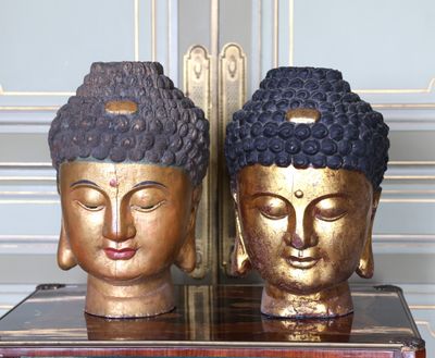 deux statues de bouddhas posées sur une table