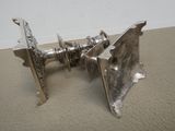 un objet argenté qui se trouve par terre