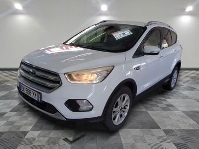 La Ford Escape blanche est garée sur un sol carrelé à damier.