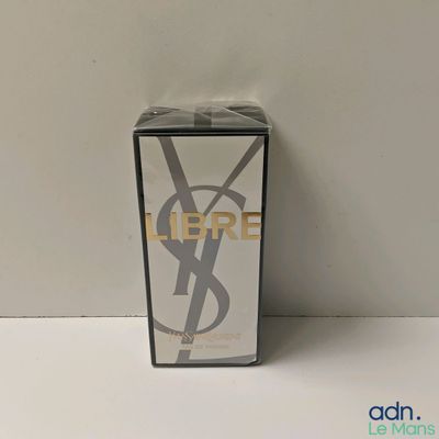 la boîte de parfum est vide sur la table