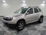 une photo d'une dacia blanche garée dans un garage