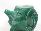 un vase vert orné d'une tête d'éléphant