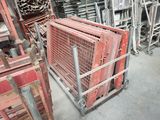 un gros tas de vieux objets métalliques dans un entrepôt