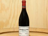 une bouteille de vin posée sur un tonneau