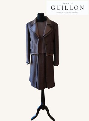 une photo d'un costume sur un mannequin, sur fond blanc