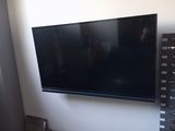 un téléviseur à écran plat fixé au mur d'un salon