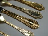 quatre cuillères et une fourchette sur une table