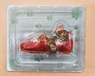 CHATS / Ensemble de 5 figurines de chats mis en scène, résin…
