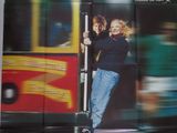 affiche de cinéma française représentant une femme appuyée contre un poteau devant un bus