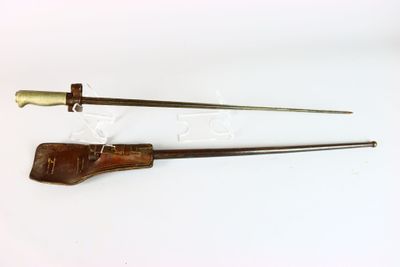 paire de pagaies anciennes en bois sur fond blanc, avec étiquettes