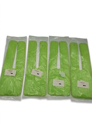 quatre sacs de voyage en plastique vert munis d'étiquettes