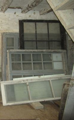 une pièce comportant plusieurs fenêtres et une porte