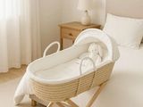 une petite bassine au milieu d'un lit dans une chambre