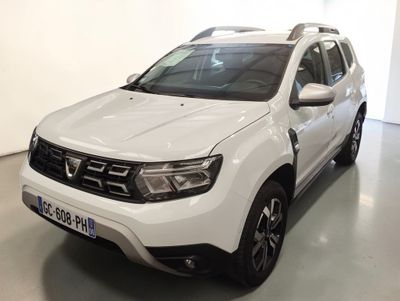 l'avant d'une Dacia blanche garée dans une pièce blanche