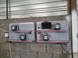 deux cuisinières à gaz fixées au mur d'un immeuble