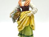 une figurine représentant une femme tenant un panier de fleurs