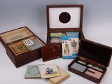 un grand nombre d'objets posés sur une table