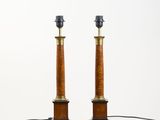 une paire de lampes de table en bois et en laiton, montées sur des socles en marbre