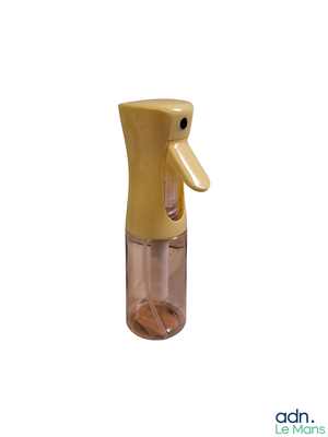 une bouteille en plastique munie d'une poignée jaune