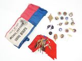 un sac contenant des insignes et des épinglettes posé sur une surface blanche