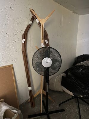 a fan that is sitting next to a chair in a room