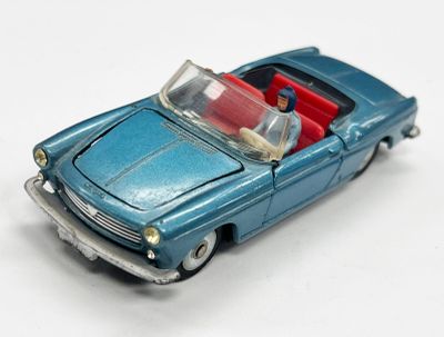une voiture jouet posée sur une surface blanche