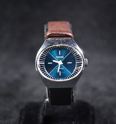 Gros plan sur une montre à cadran bleu