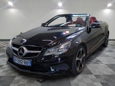 une photo d'une Mercedes décapotable noire garée dans un showroom