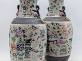 deux vases posés côte à côte sur une surface blanche