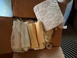 une boîte en carton remplie de différents types de papier