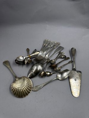 beaucoup de cuillères en argent et de cuillères à soupe sur la table