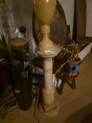 une lampe posée sur une table dans une pièce