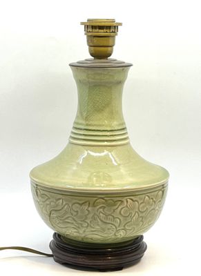 un vase vert posé sur une table