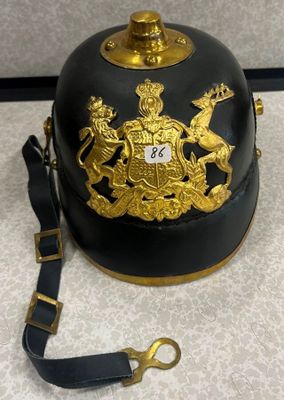 un casque noir et doré orné d'un emblème doré