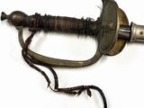 une dague d'aspect très ancien, à laquelle est attachée une corde