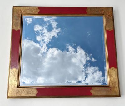la photo d'un miroir accroché au mur